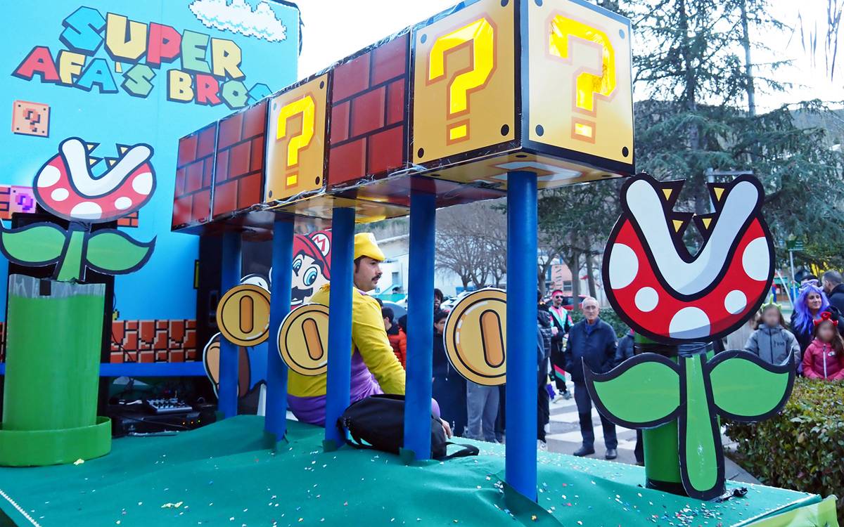 El Carnestoltes omple de color i música el centre urbà de Súria