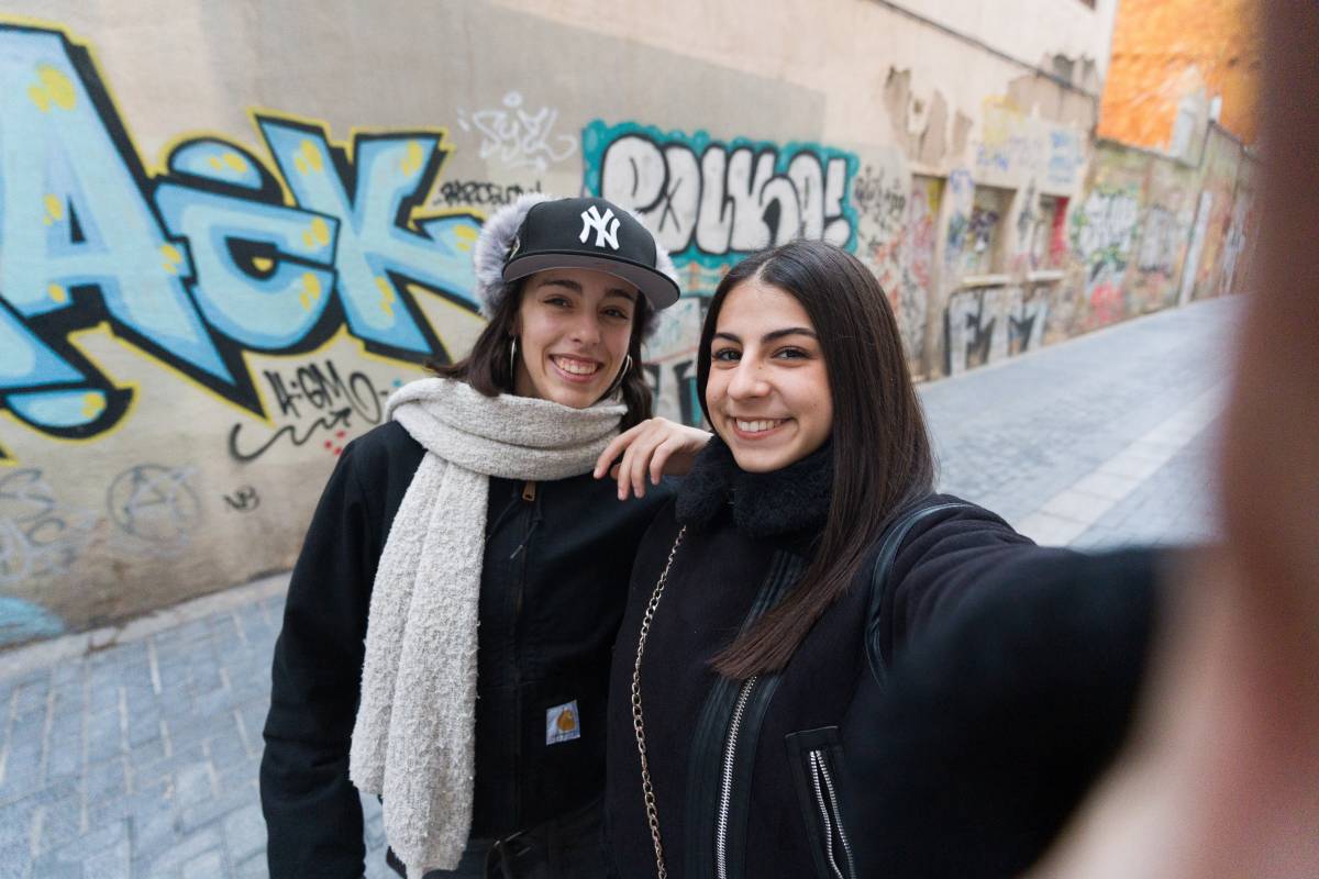 El diccionari per entendre els teus fills: el 'lore' de l'argot juvenil per sumar 'aura' i deixar de fer 'cringe'