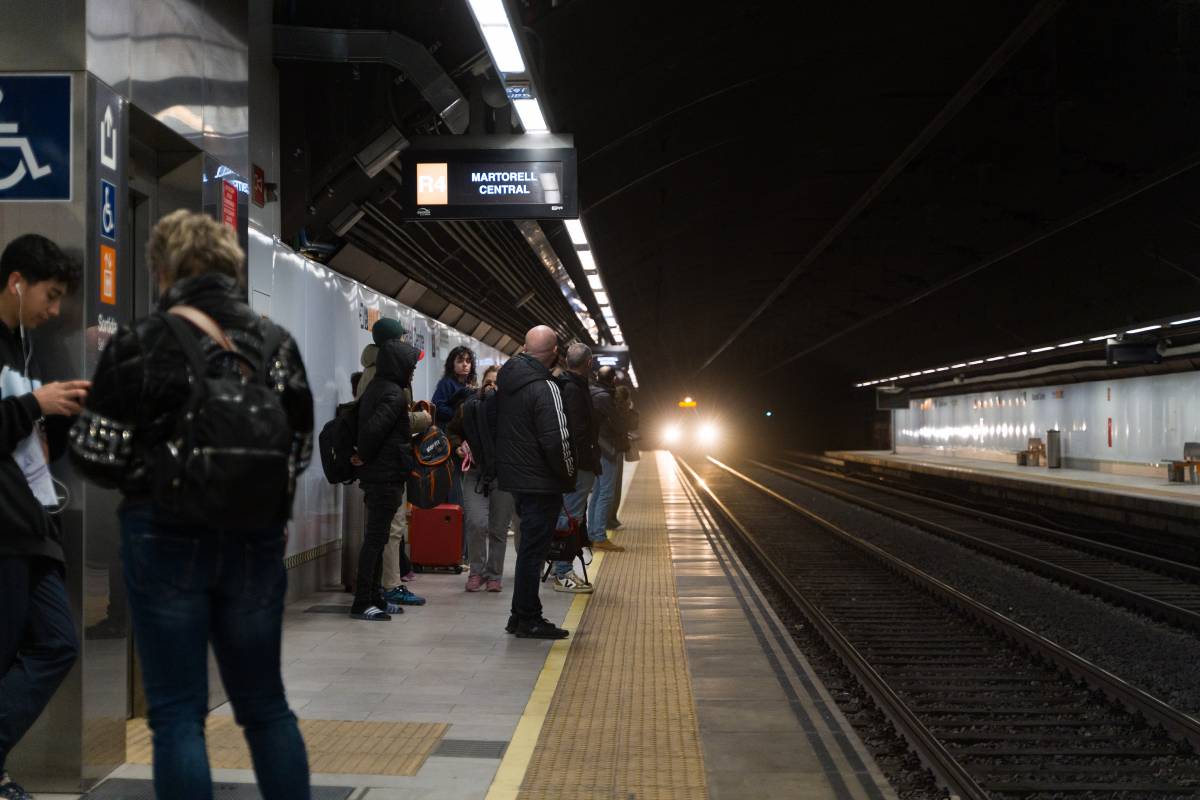 El tren arribant gairebé mitja hora més tard del previst - David Chao El tren arribant gairebé mitja hora més tard del previst