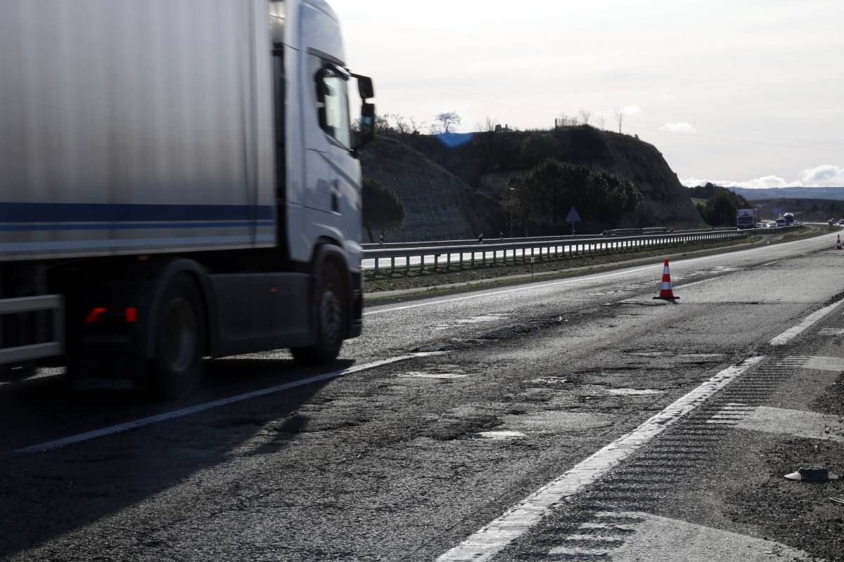 Punxades massives a l’A-2 forcen un contracte d’emergència per renovar el ferm a la Segarra