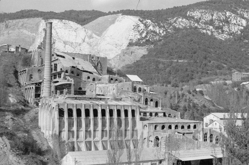 La fàbrica i al fons, la pedrera al Clot del Moro - Rafel Freixa i Serra