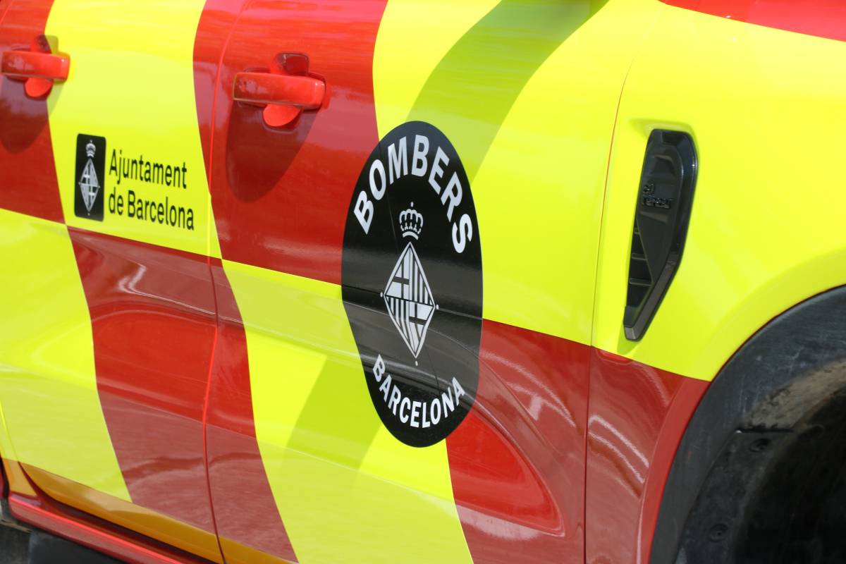 Un incendi crema part de la comissaria de Ciutat Vella de la Guàrdia Urbana de Barcelona