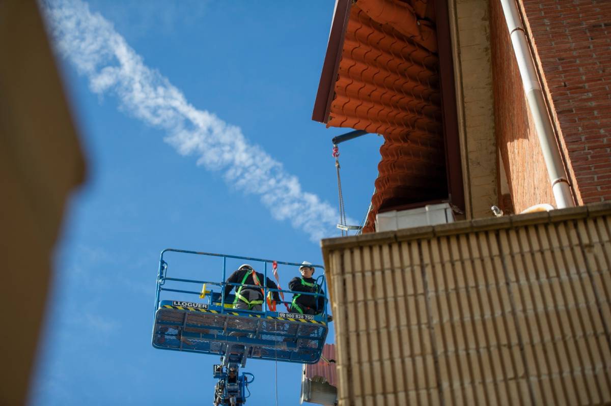 Retiren les restes de la teulada arrencada pel vent a Les Arenes