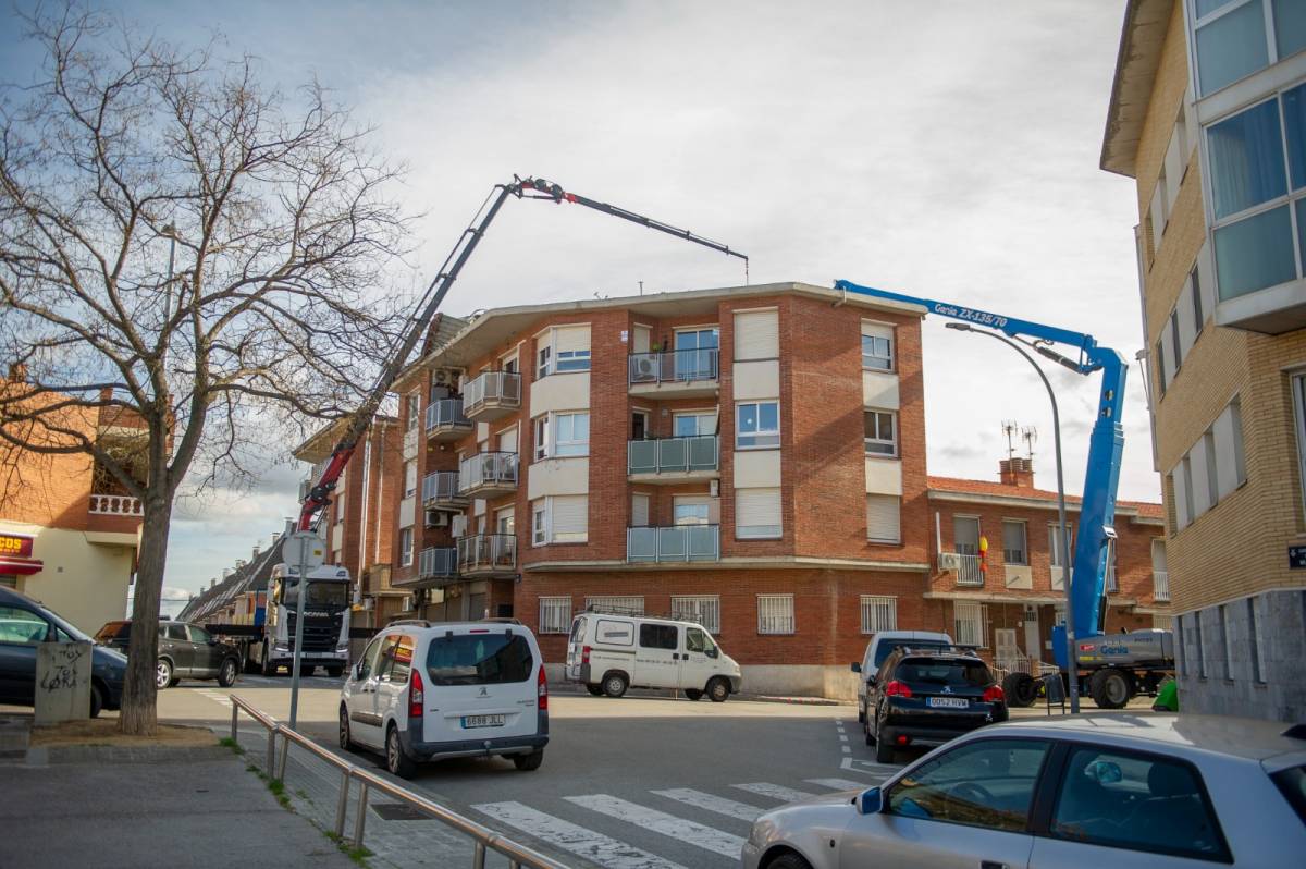 Tasques de retirada de la teulada malmesa per la ventada a Les Arenes - Alberto Tallón Tasques de retirada de la teulada malmesa per la ventada a Les Arenes