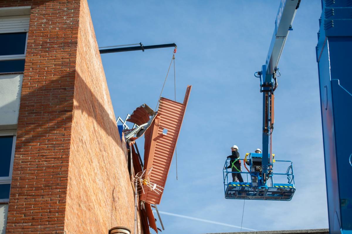 Tasques de retirada de la teulada malmesa per la ventada a Les Arenes - Alberto Tallón