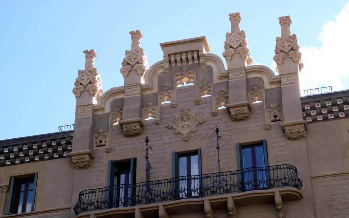 Els quatre pinacles de la casa Buresa de Manresa