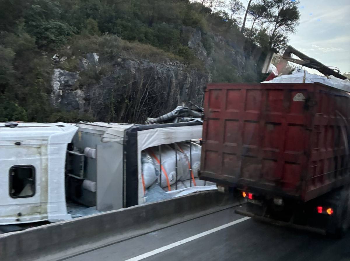 Un camió bolcat col·lapsa la C-17: Trànsit recomana rutes alternatives