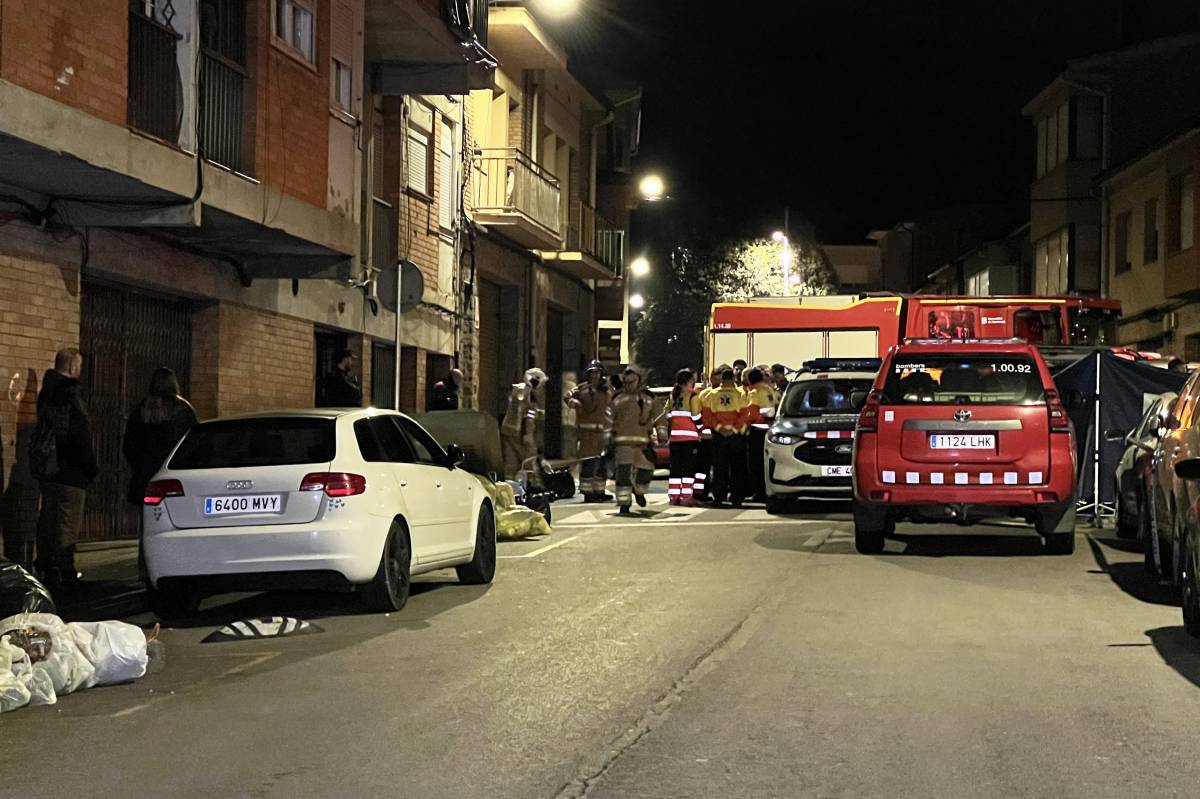 Moren cinc joves en l'incendi d'uns trasters al terrat d'un bloc de pisos a Manlleu