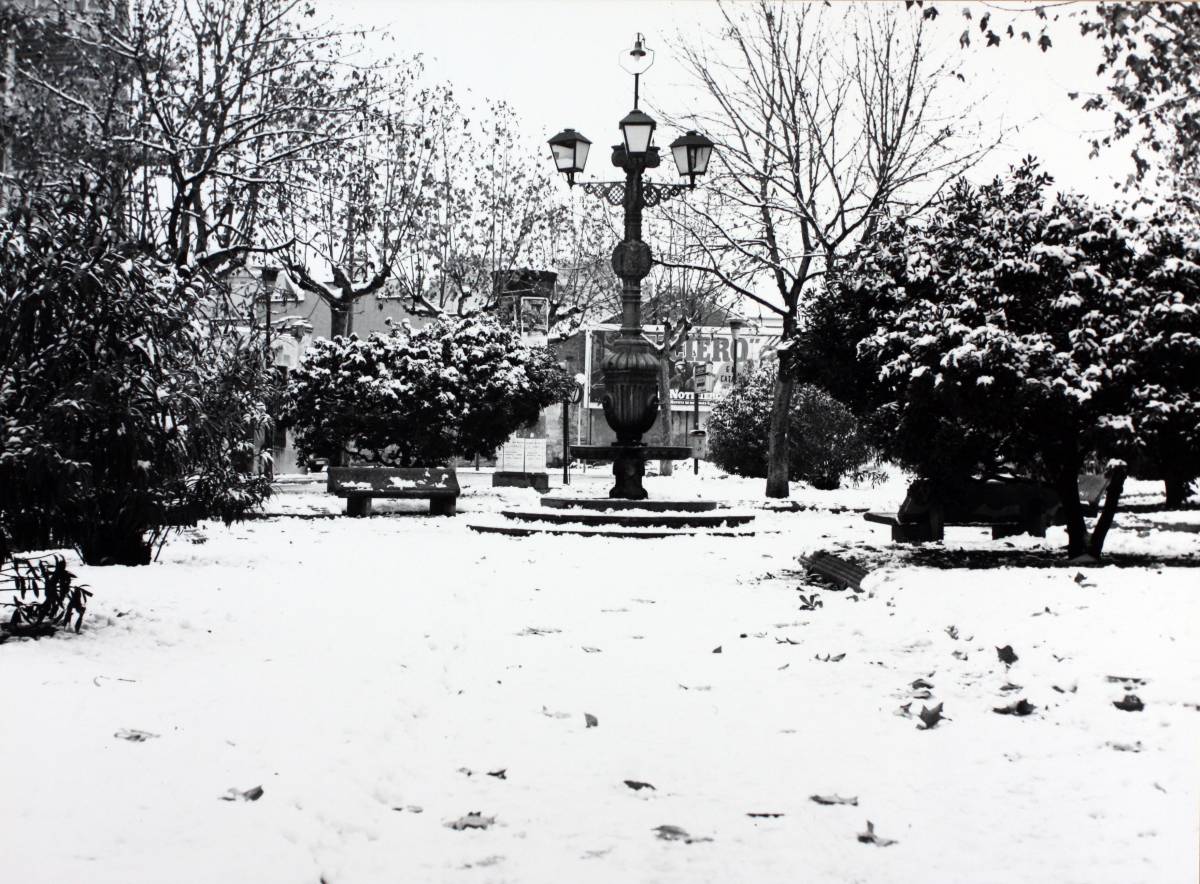 La plaça de Granados nevada el 13/01/1985 - Antoni Carbonell (Arxiu Històric de Sabadell)