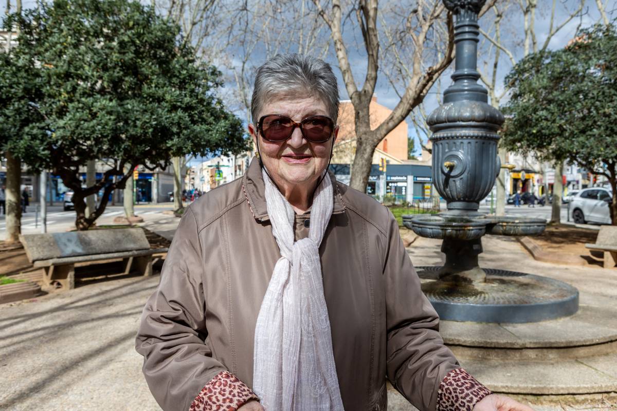 Pilar López, davant de la font de la plaça de Granados - Juanma Peláez