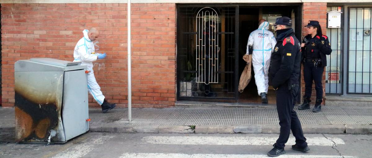 Moren cinc joves en l'incendi d'uns trasters al terrat d'un bloc de pisos a Manlleu