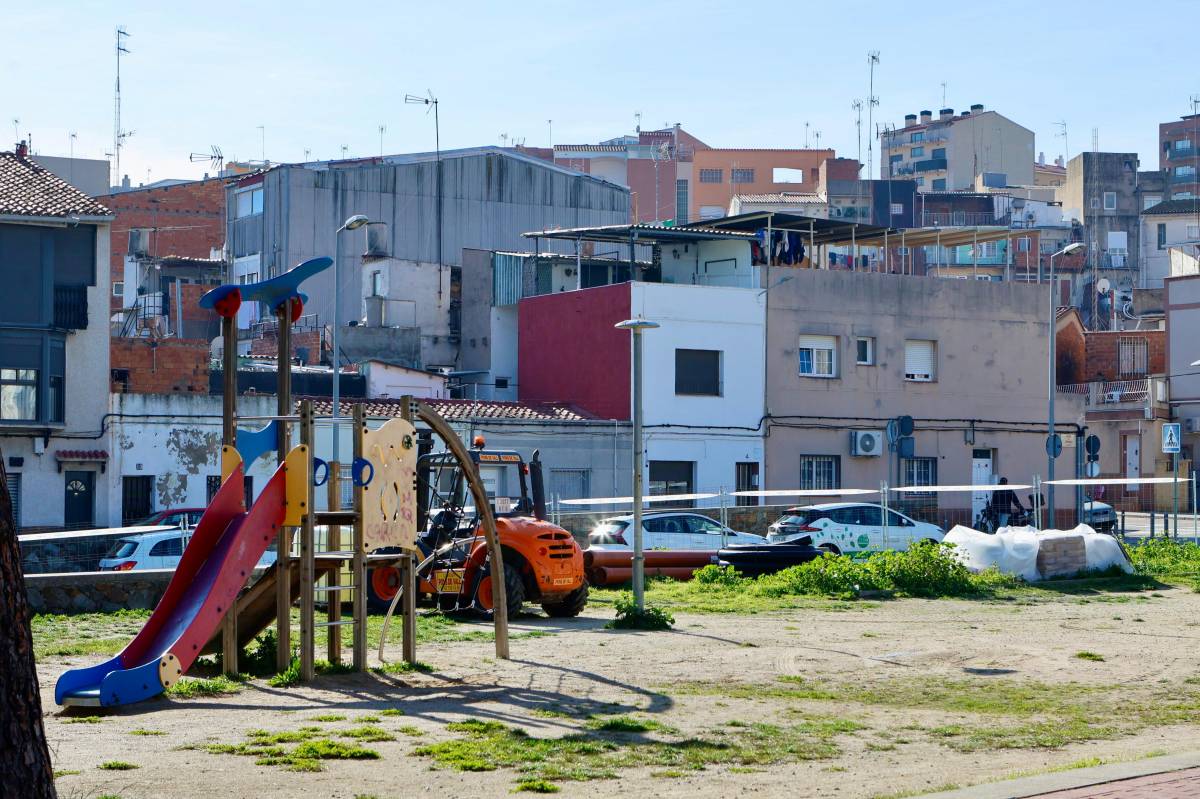 La plaça Granada es renova per guanyar accessibilitat i més verd a Can Puiggener