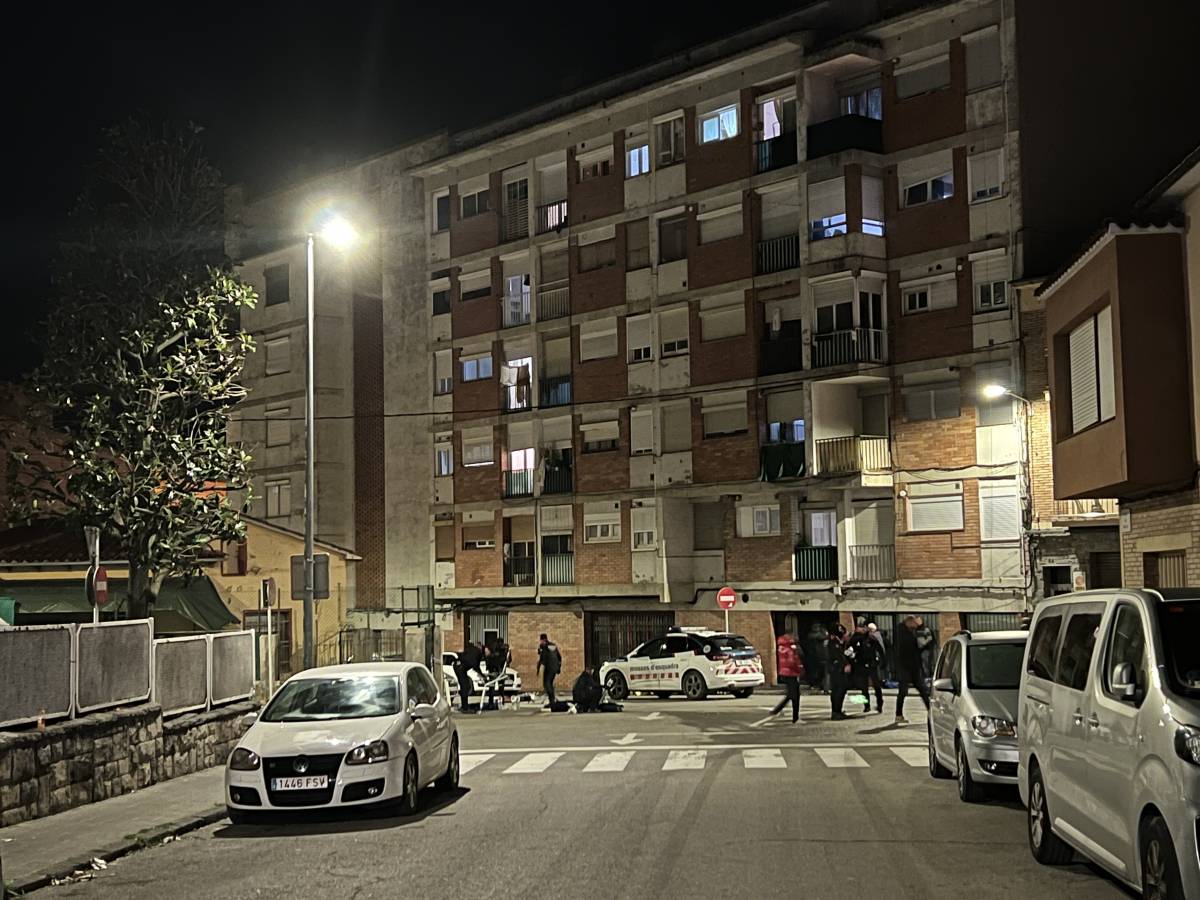 Moren cinc joves en l'incendi d'uns trasters al terrat d'un bloc de pisos a Manlleu