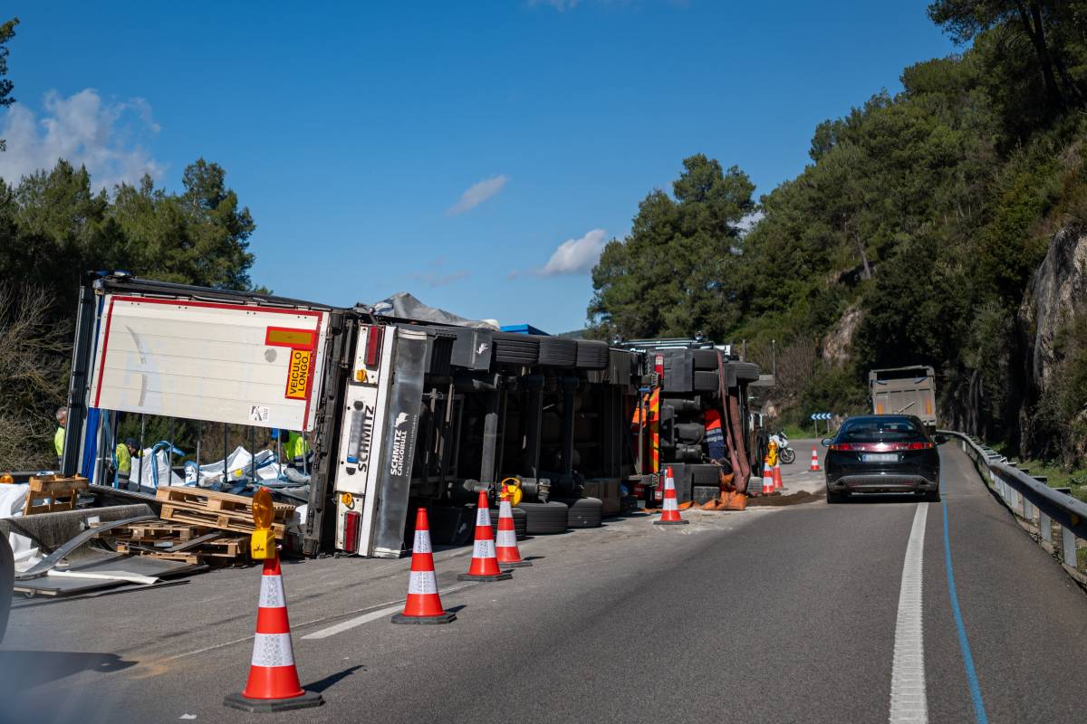 Un camió bolcat col·lapsa la C-17: Trànsit recomana rutes alternatives