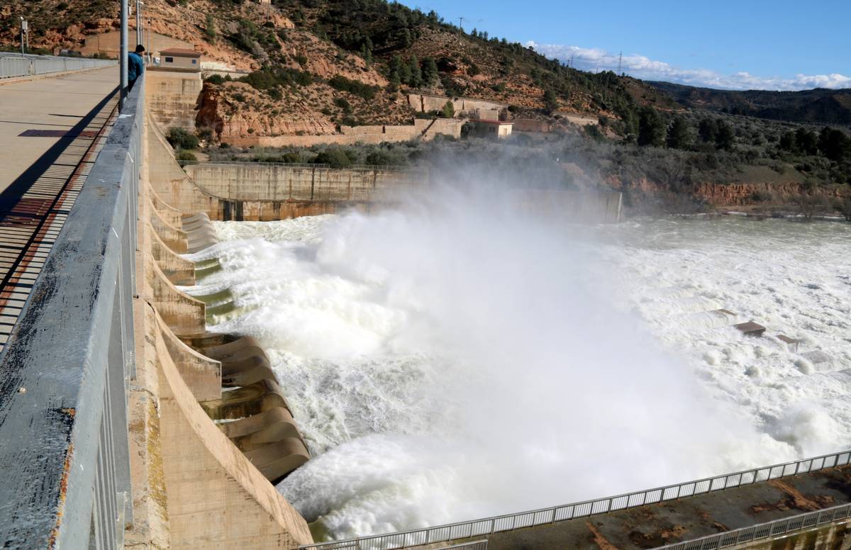 Els pantans continuen desembassant per laminar la crescuda de l'Ebre