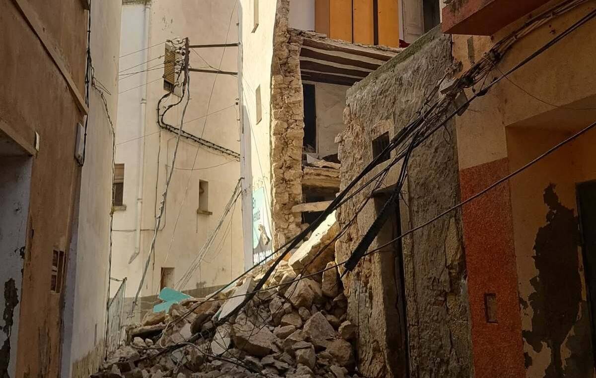 Cedeix parcialment un edifici deshabitat de quatre plantes a Flix