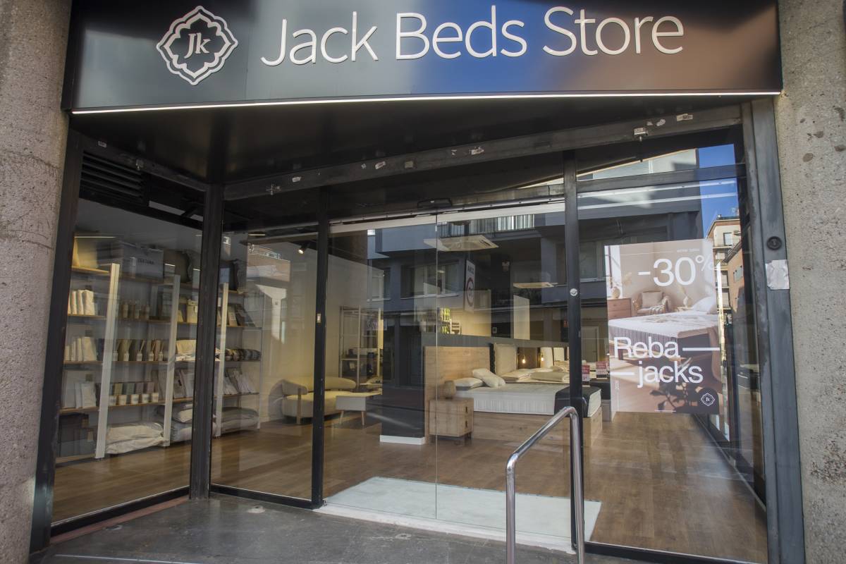 Façana de la nova botiga de Jack Beds - NEBRIDI ARÓZTEGUI
