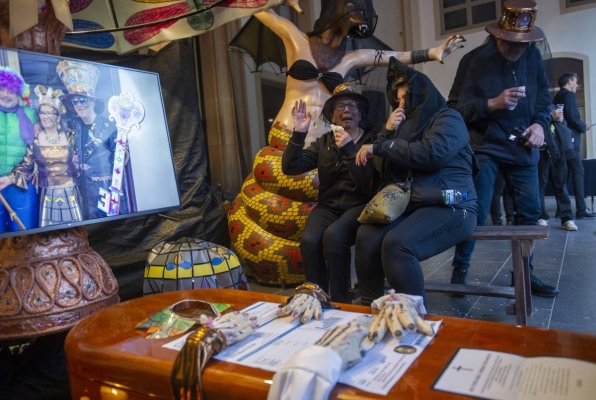 Vetlla i plors de vídues abans de tancar els actes del Carnestoltes