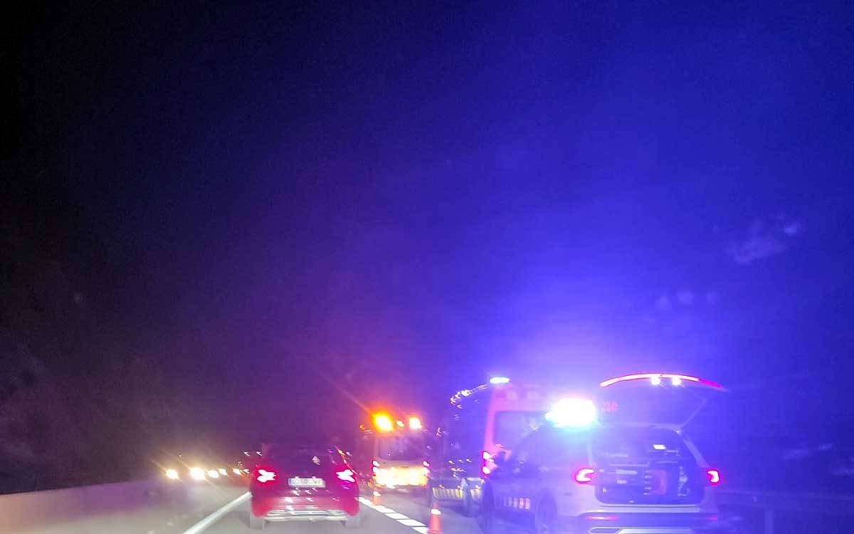 Un accident entre dos turismes i una moto col·lapsa la C-55 a Sant Vicenç