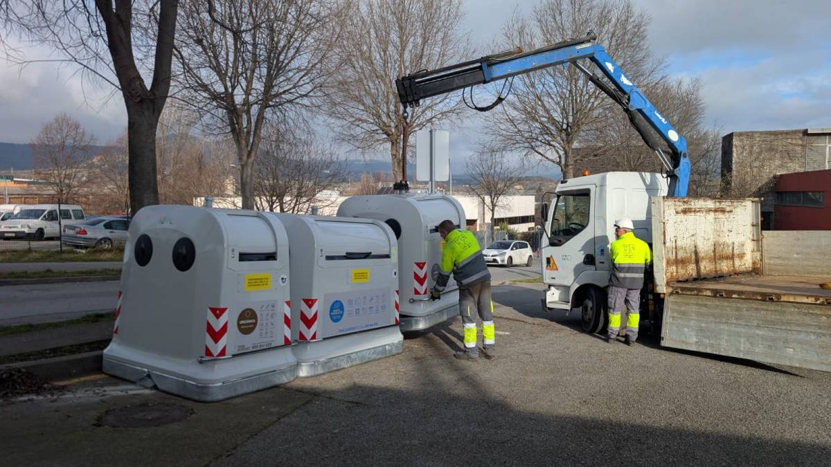 Com són els nous contenidors de residus que ha començat a instal·lar l'Ajuntament de Vic?