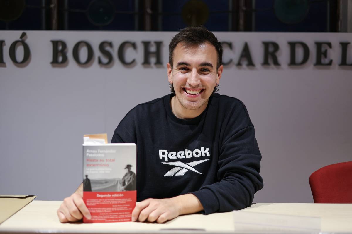 Arnau Fernández, historiador: "S'ha trencat el vas comunicant que ens connectava amb la guerra"