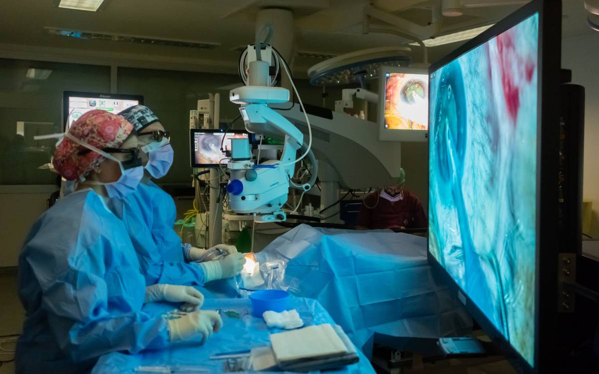 Professionals del Servei Territorial d`Oftalmologia del CHV fent operació de glaucoma.