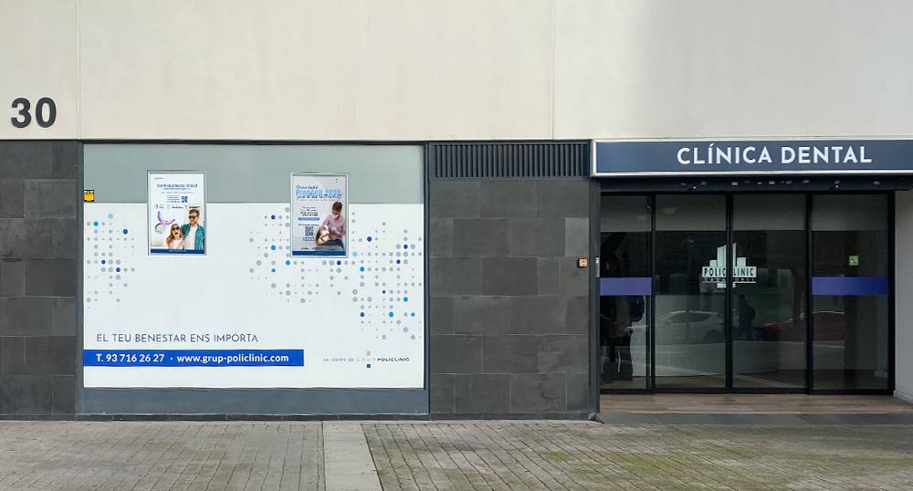 Entrada a la clínica dental de Policlínic Sabadell Paddock, situada davant dels jutjats de Sabadell.