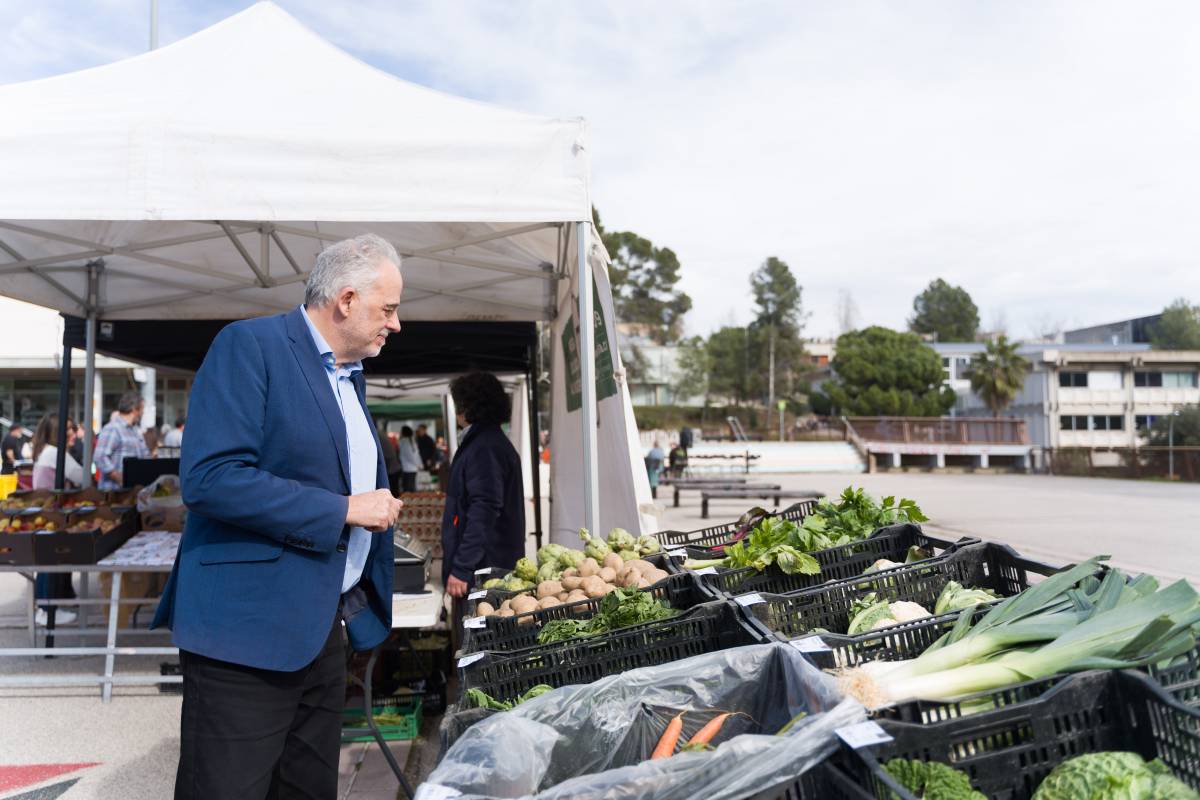 Javier Lafuente, en el Mercat de pagès setmanal a la UAB - David Chao Javier Lafuente, en el Mercat de pagès setmanal a la UAB