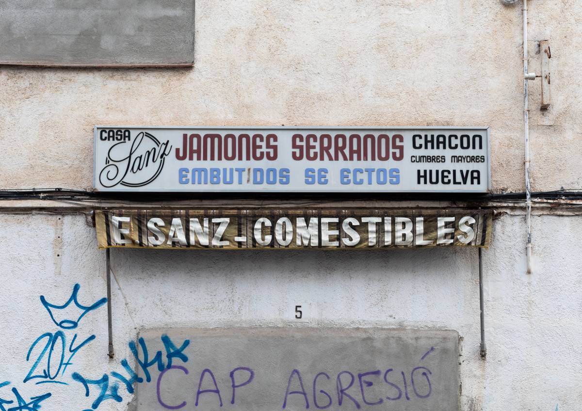 Rètol de Casa Sanz, abans de ser rescatat, al carrer del Lluçanès (Ca n`Oriac)