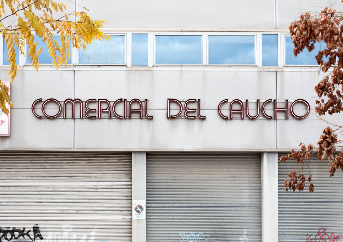 Rètol de Comercial del Caucho, al carrer de Valentí Almirall (Hostafrancs)