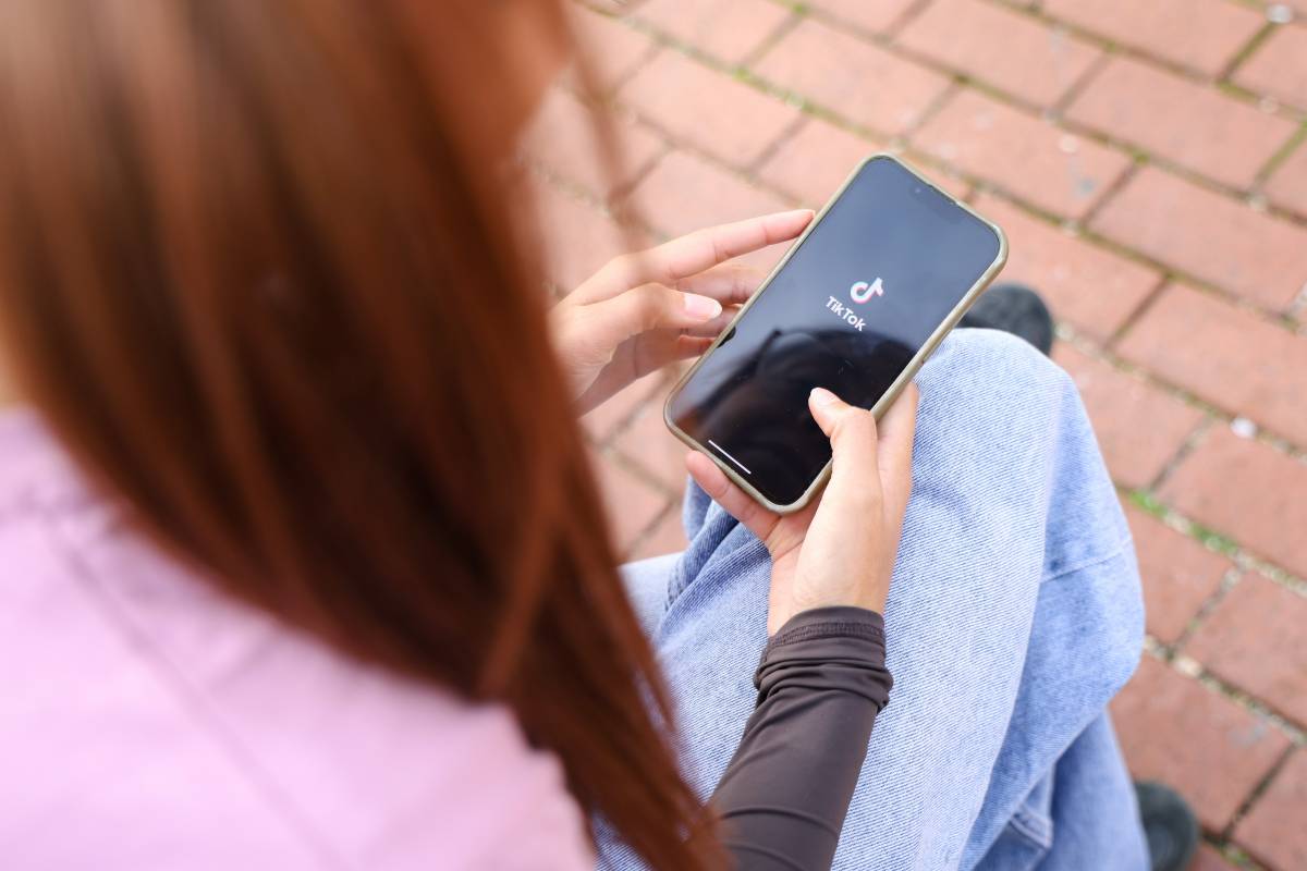 Quantes hores passen els joves amb el mòbil a TikTok, Instagram o YouTube? 