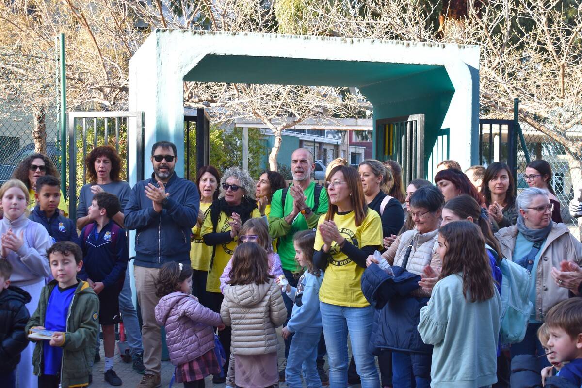 Mobilització del professorat, alumnat i famílies de l`Escola Horta Vella de la Ràpita a causa del tancament d`una línia d`I3 per al curs vinent.