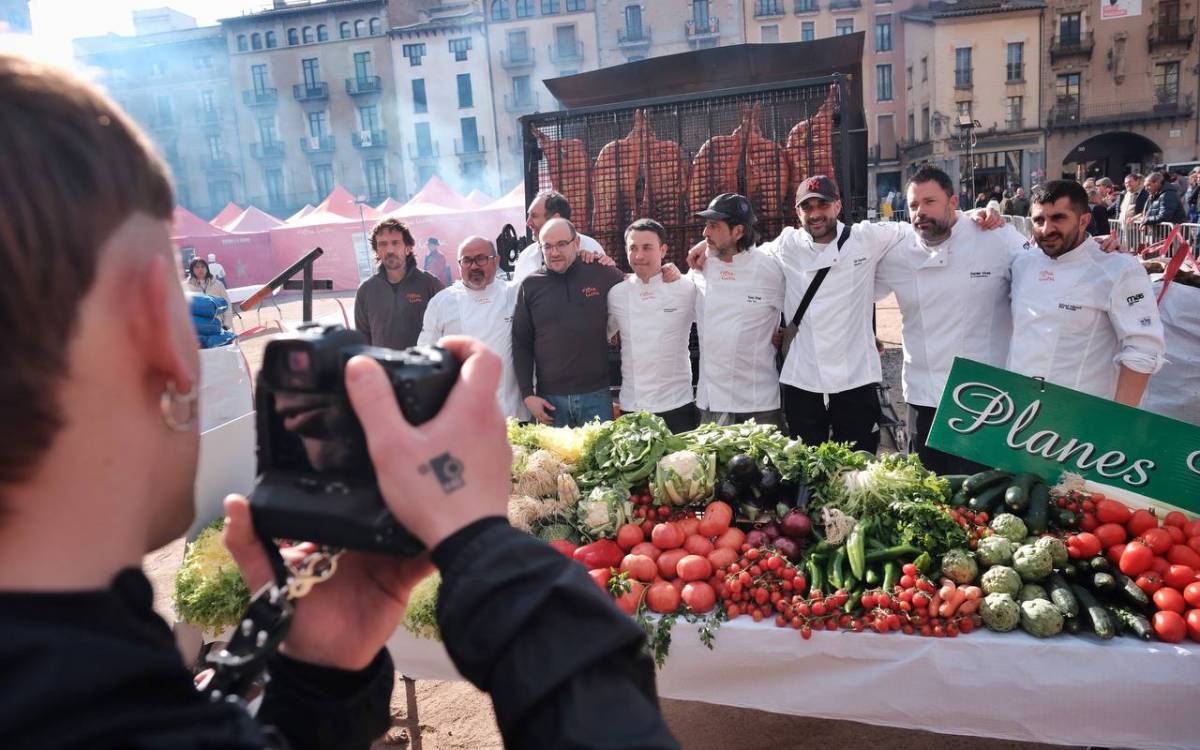Bona teca i molt d'ambient: les millors imatges del Dijous Llarder a la plaça Major de Vic