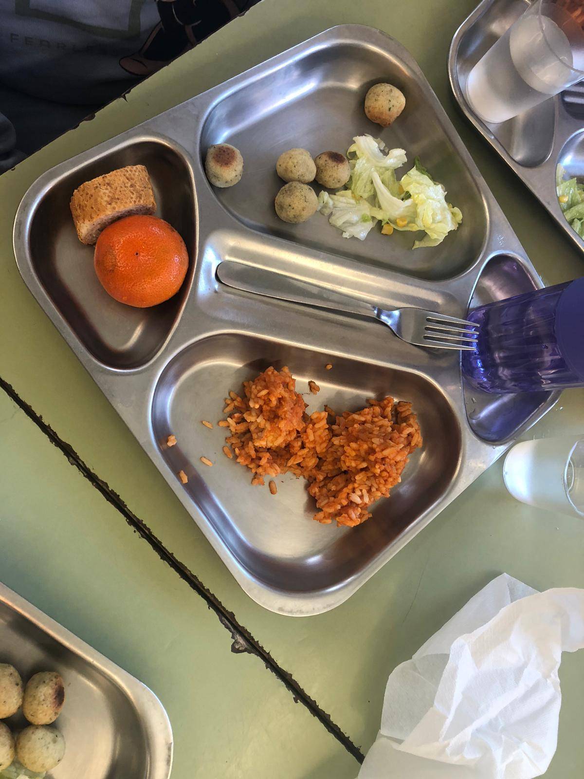 La safata d'un infant de quart de primària - 