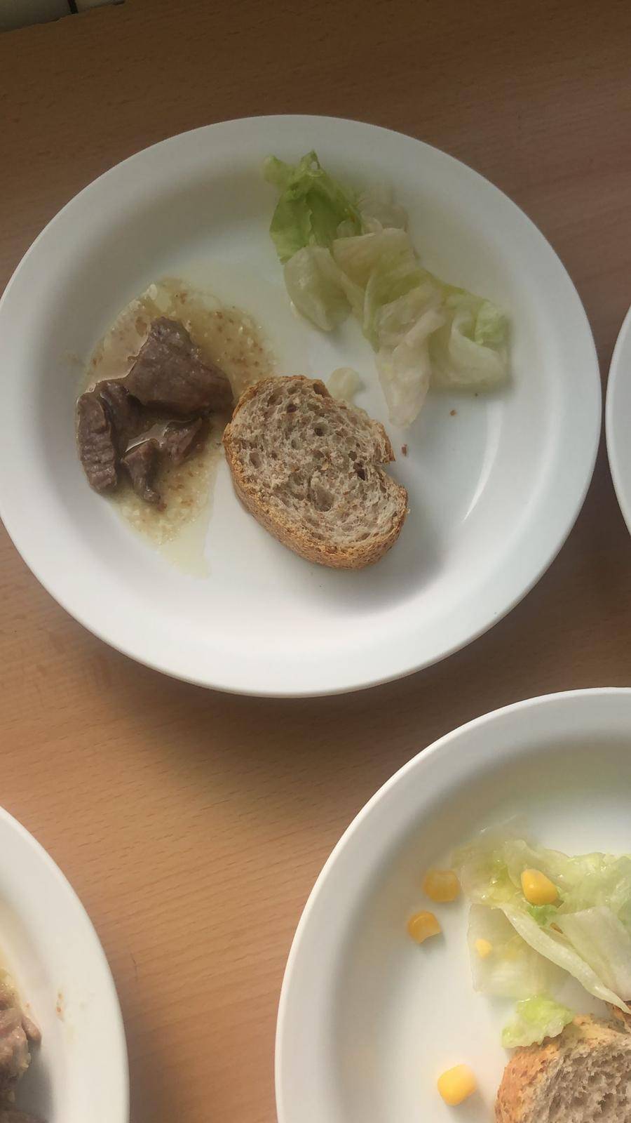 El plat de carn de vedella d'un nen d'infantil  - 