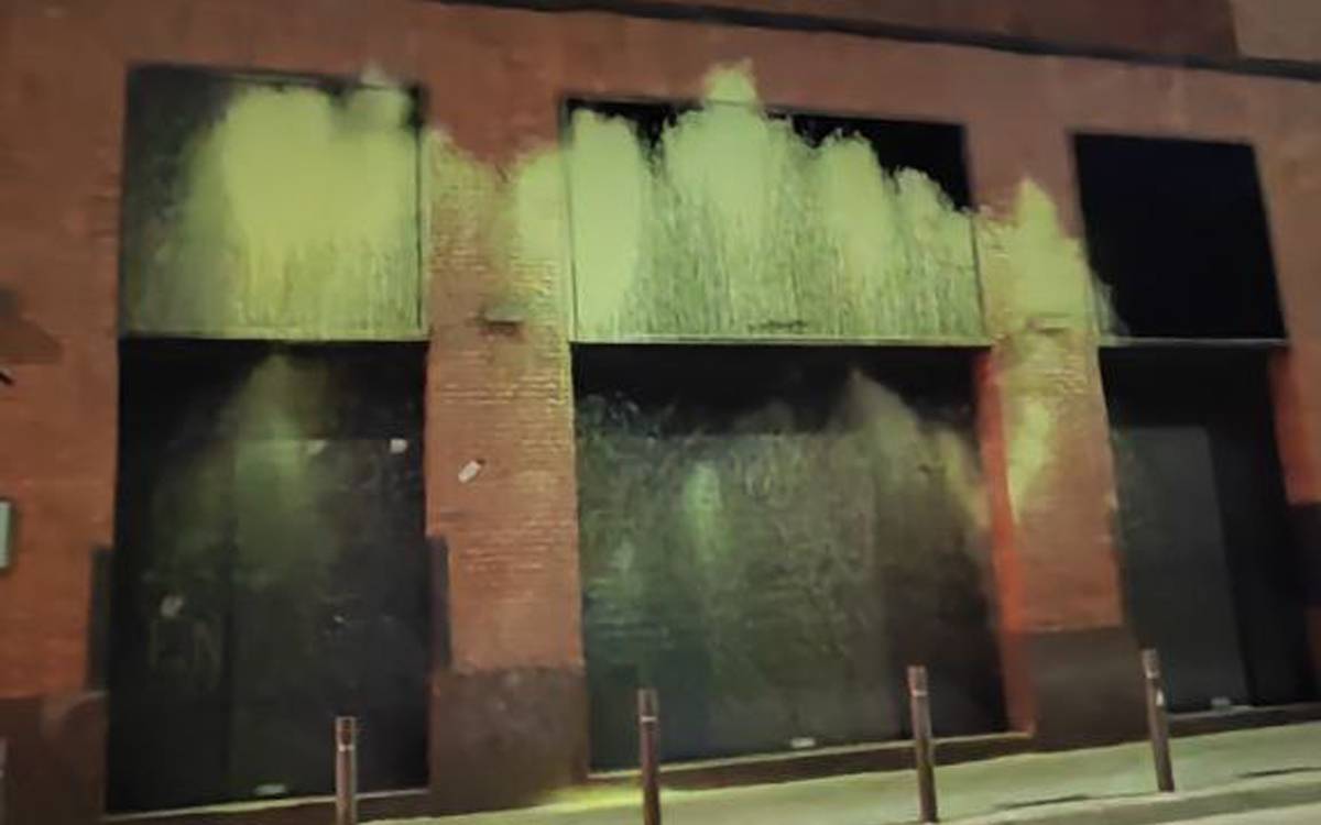 Ruixats amb pintura groga els Serveis Territorials d'Educació de la Catalunya Central