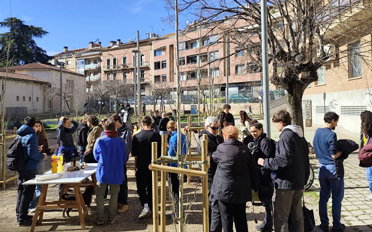 Un petit refrigeri després de la jornada de treball comunitari al parc de Casa Caritat