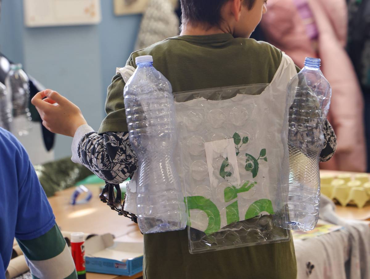 El prototip d`una motxilla feta amb elements reciclats