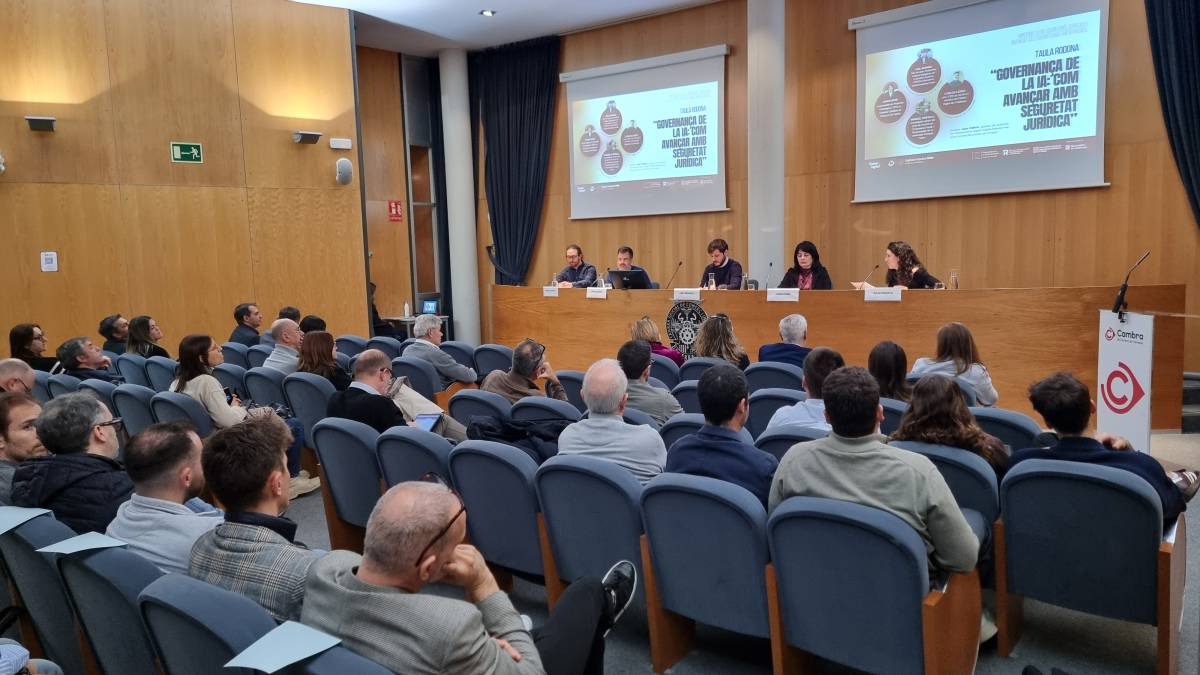 La taula rodona “La Governança de la IA”, que va emmarcar el lliurament de certificacions.  - Cambra de Comerç de Terrassa