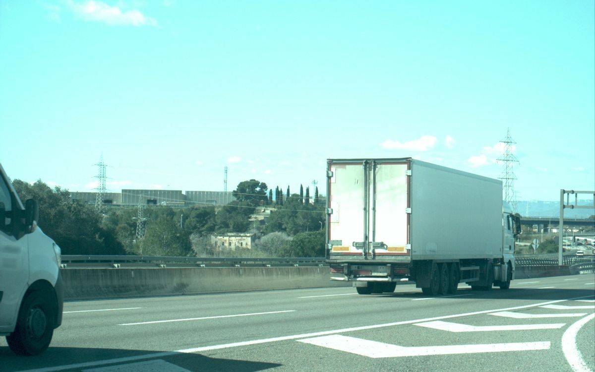 Els Mossos denuncien disset camions a Tarragona per incomplir les restriccions pel vent a l'AP-7