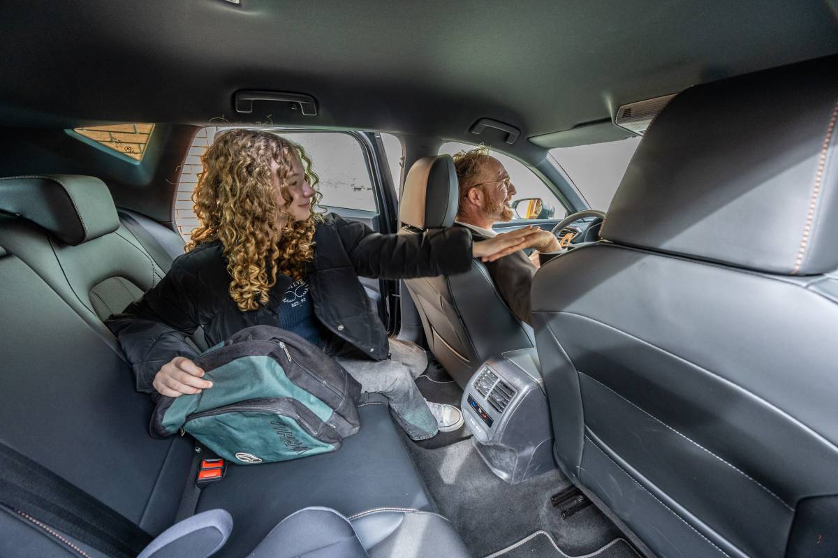 Una família fa el trajecte de l`escola a casa