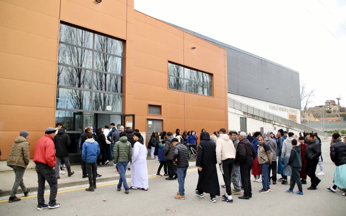 La comunitat musulmana de Manlleu acomiada als cinc menors morts en l'incendi