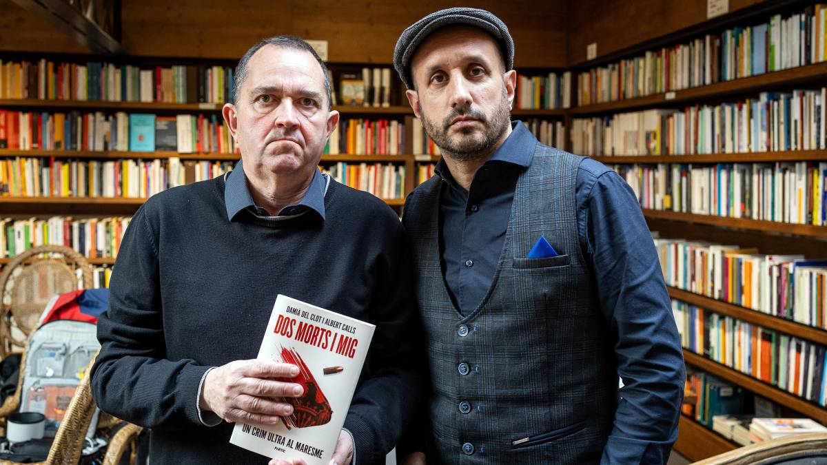 Albert Calls i Damià del Clot, fotografiats a la llibreria Ona - Hugo Fernández 