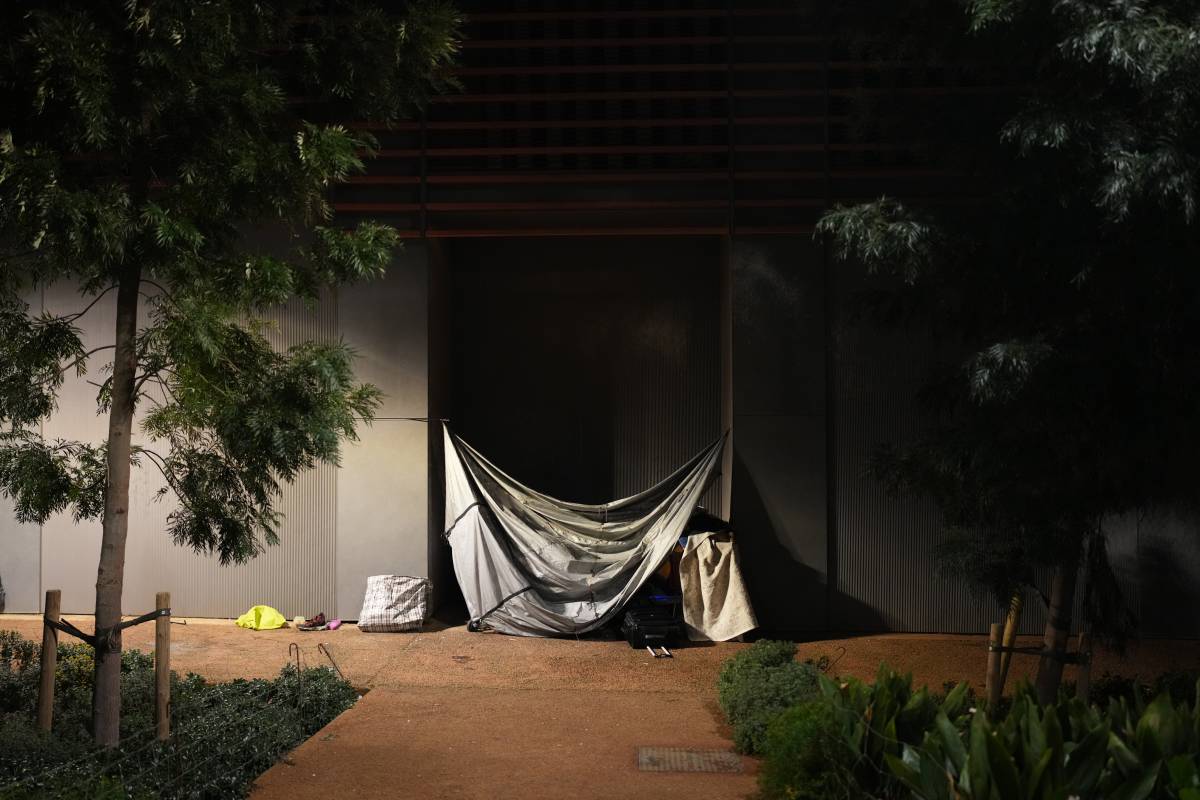 Troben un sensellar mort entre cartons al carrer a Badalona