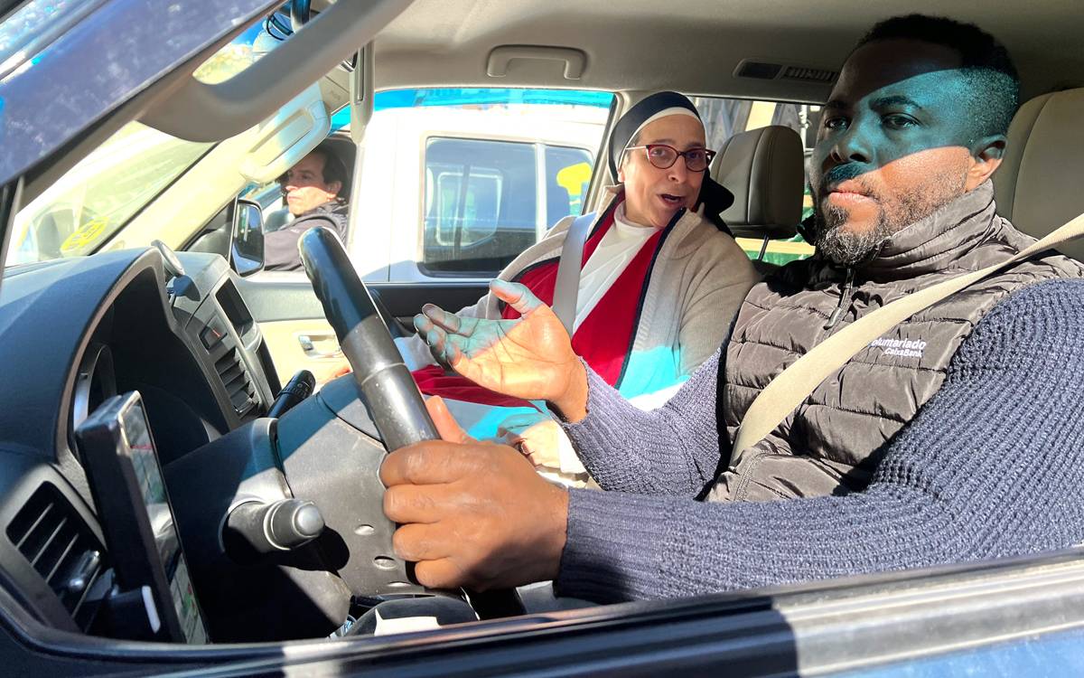 La Caravana de la Bondat de Sor Lucía porta 21 vehicles sanitaris a Ucraïna