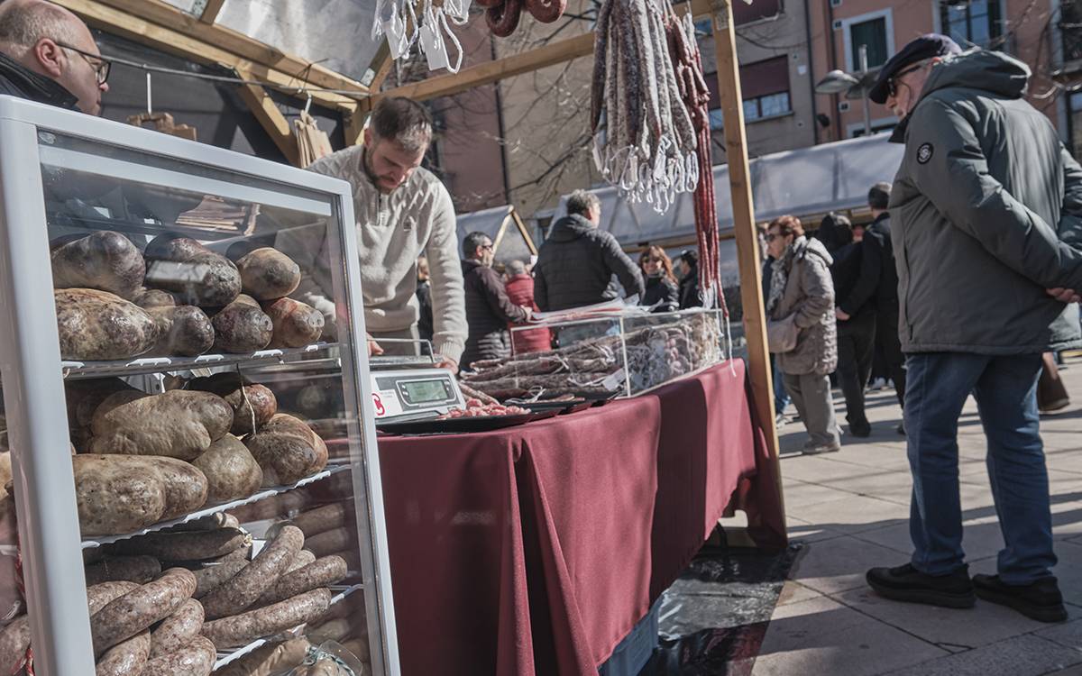 Vic celebra la primera edició de La Mocadera, la fira de l`embotit català artesà.