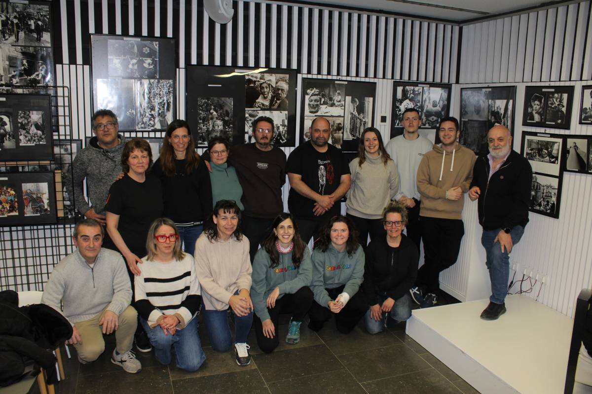 La tropa de l'exposició de fotografies del Carnaval de Solsona 