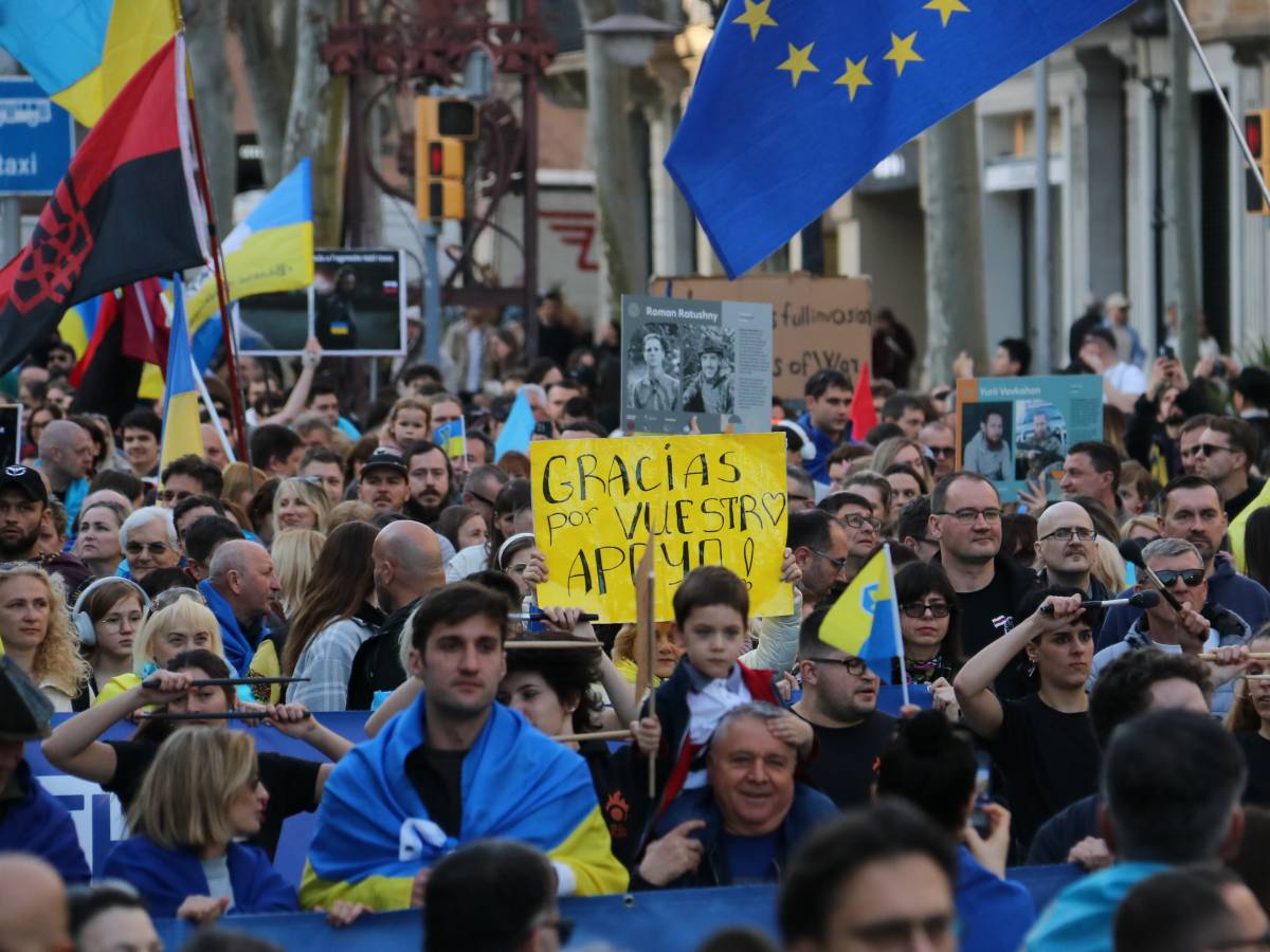 La comunitat ucraïnesa es manifesta a Barcelona pels 4 anys de la invasió i demana que no es normalitzi la guerra