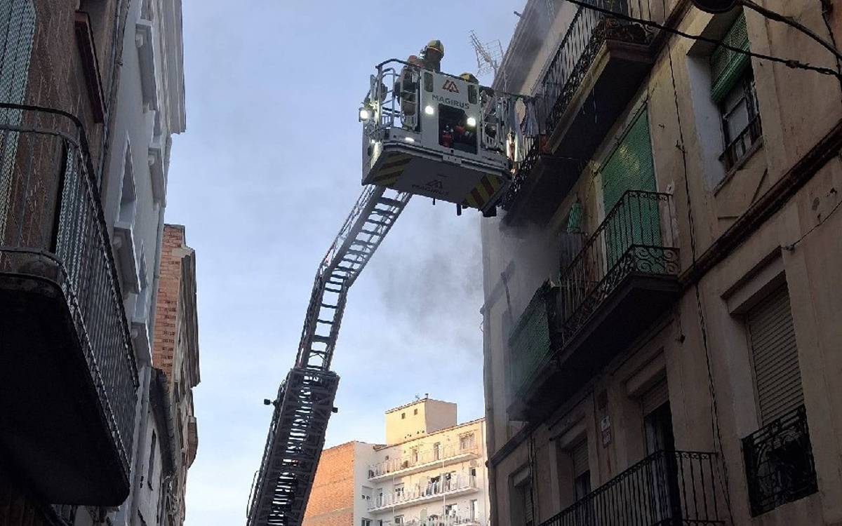 Set veïns rescatats en un incendi en un bloc del carrer Circumval·lació de Manresa