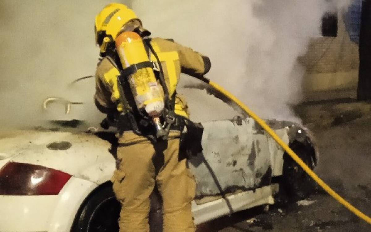 Un cotxe queda totalment calcinat en un incendi de matinada a Sant Vicenç